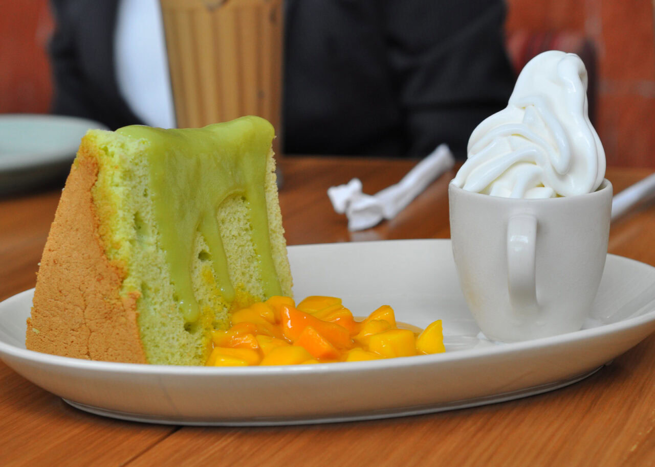 pandan-cake-1280x914-1 Pandan cake with whipped cream and mango